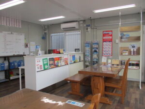 KAZUAUTOの店内。広々としてゆったり過ごせます